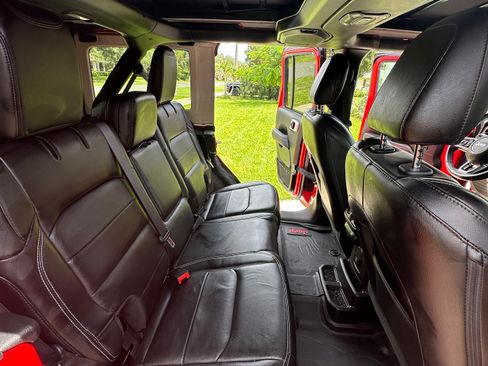 Used 2019 Jeep Wrangler Unlimited Sahara AWD/4WD image 12
