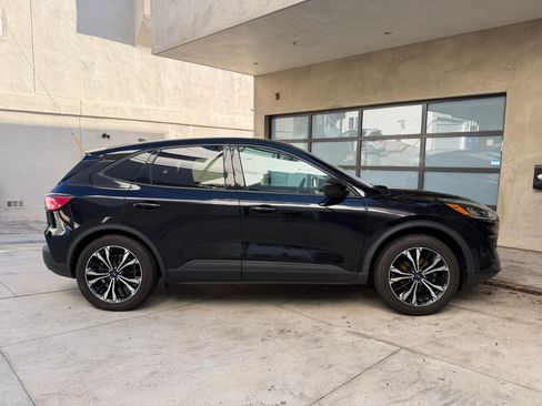 Used 2021 Ford Escape SE w/ SE Sport Appearance Package FWD image 4
