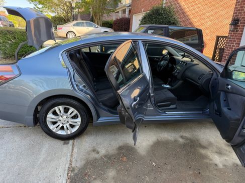 Used 2010 Nissan Altima 2.5 S w/ Convenience Pkg image 2
