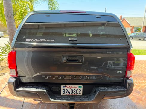 Used 2017 Toyota Tacoma TRD Sport RWD image 4