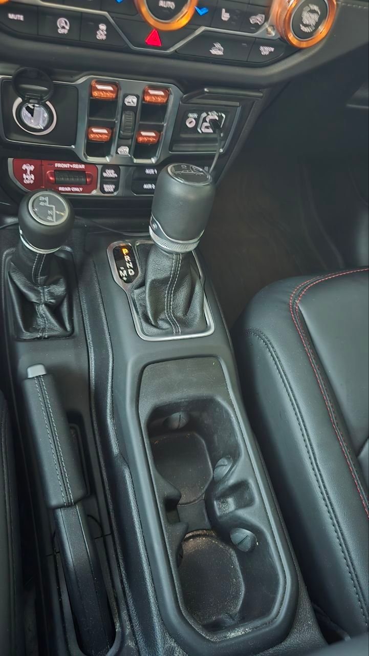 Used 2025 Jeep Gladiator Rubicon w/ Convenience Group AWD/4WD image 14
