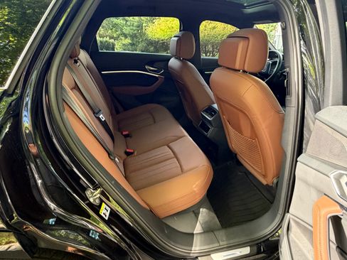 Used 2022 Audi e-tron Premium Plus w/ Premium Plus Package AWD/4WD image 9