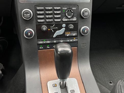 Used 2010 Volvo XC70 3.2 image 19