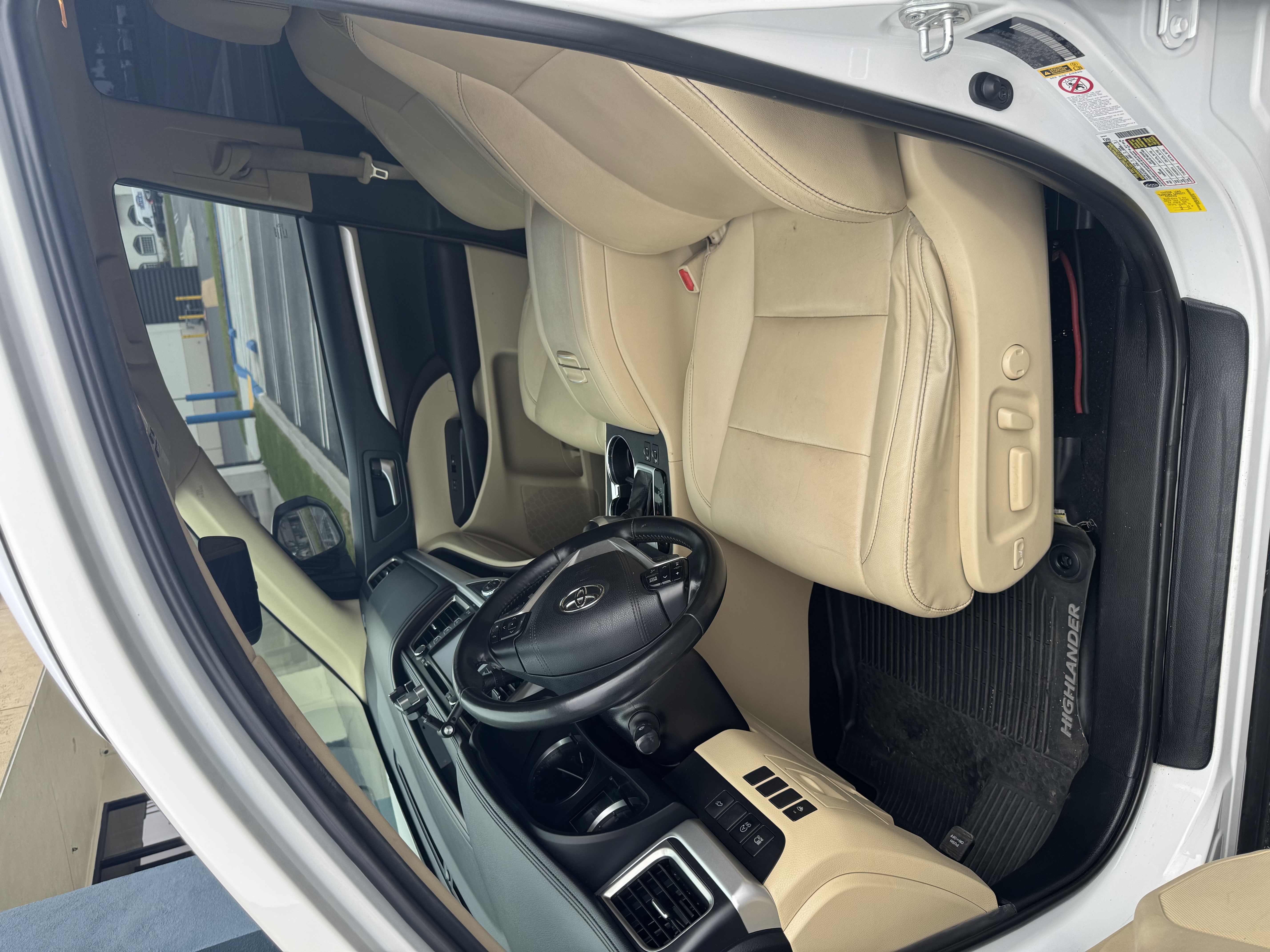 Used 2019 Toyota Highlander XLE FWD image 6