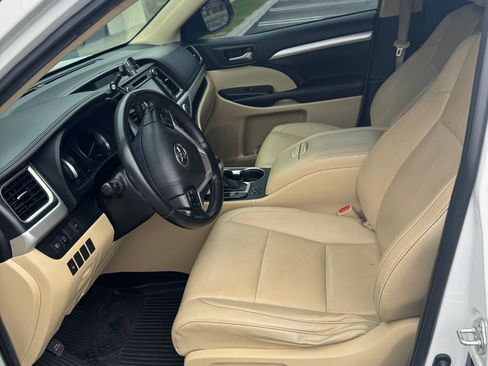 Used 2019 Toyota Highlander XLE FWD image 6
