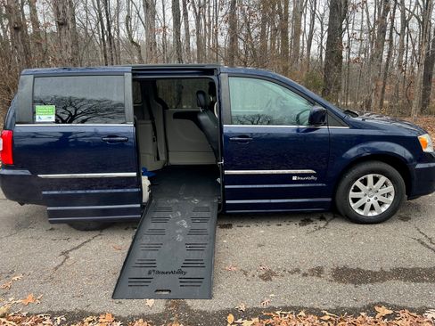 Used 2014 Chrysler Town & Country Touring image 1