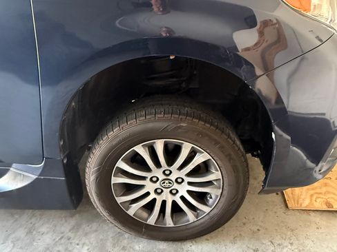 Used 2018 Toyota Sienna XLE w/ XLE Navigation Package FWD image 6