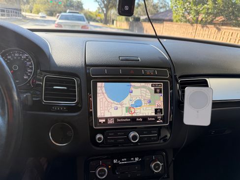 Used 2016 Volkswagen Touareg Sport image 17