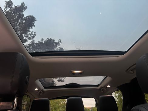 Used 2019 Land Rover Discovery SE AWD/4WD image 9