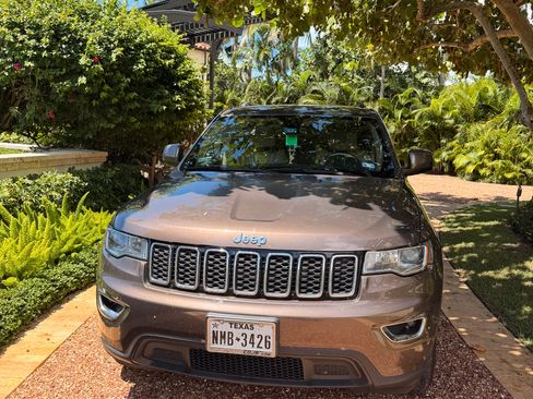 Used 2017 Jeep Grand Cherokee Laredo w/ Quick Order Package 2BE RWD image 1
