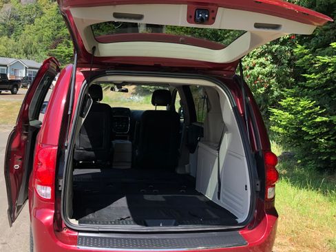 Used 2016 Dodge Grand Caravan SXT image 8