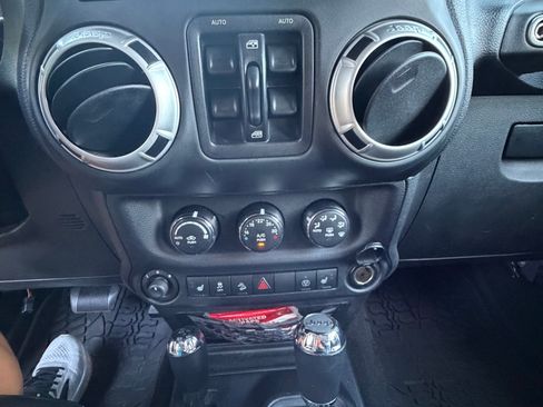 Used 2014 Jeep Wrangler Unlimited Sahara w/ Connectivity Group AWD/4WD image 21