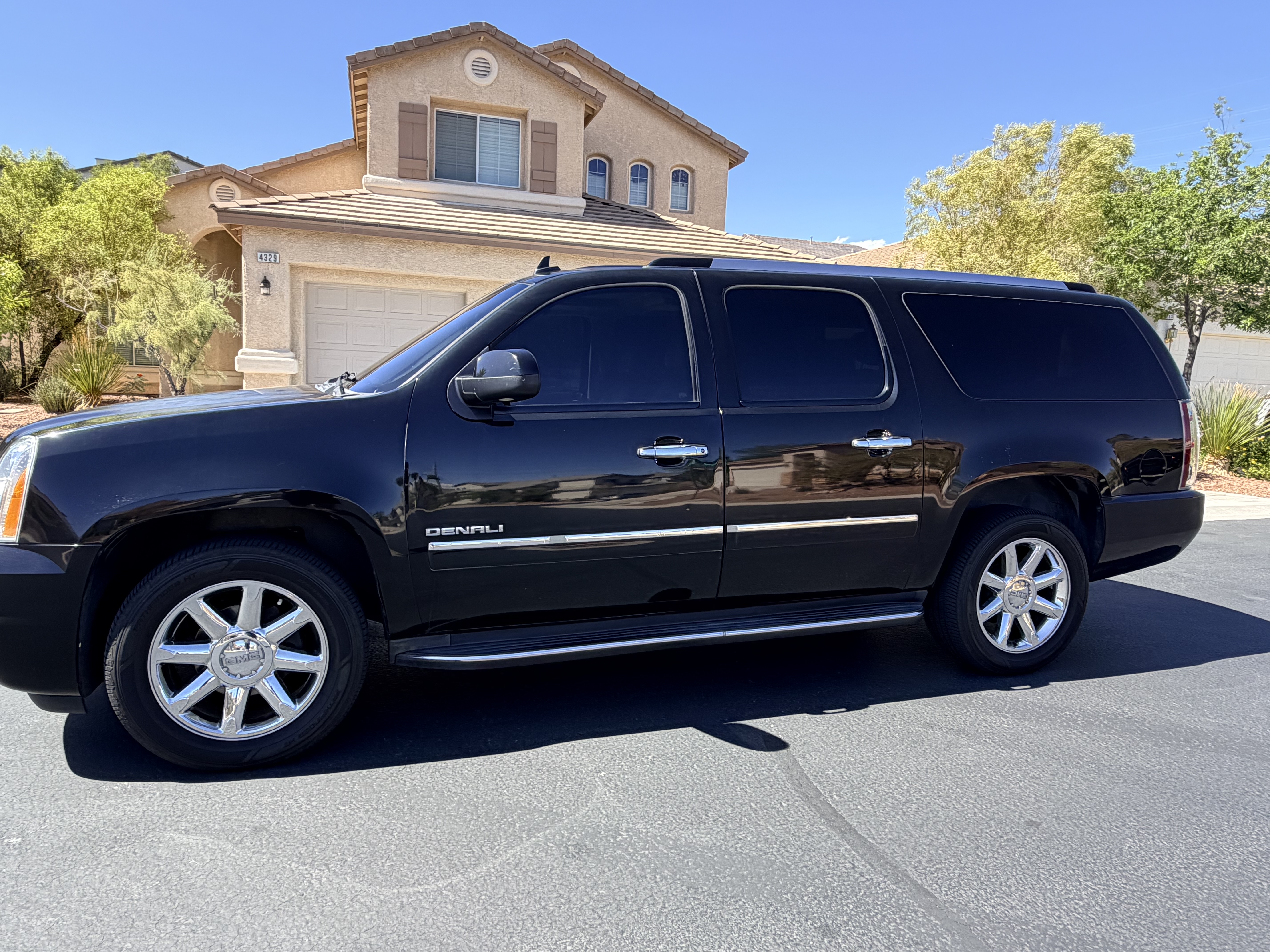 Used 2010 GMC Yukon XL Denali AWD/4WD image 1