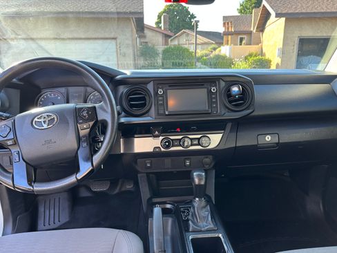 Used 2018 Toyota Tacoma SR image 9