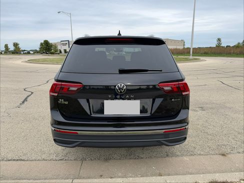 Used 2024 Volkswagen Tiguan SE w/ Panoramic Sunroof Package AWD/4WD image 5