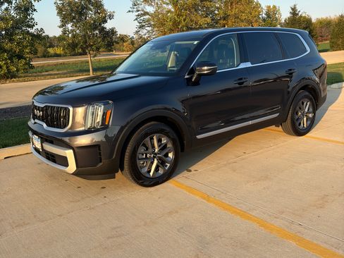 Used 2025 Kia Telluride LX image 8