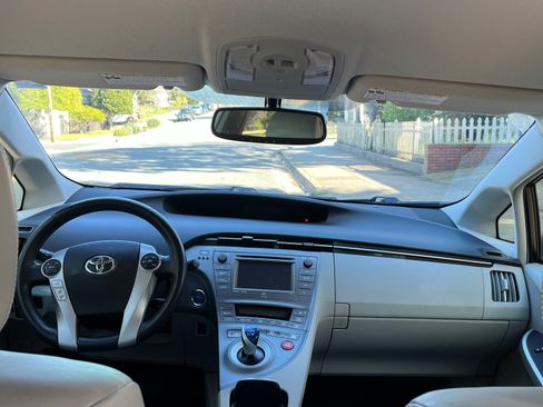 Used 2015 Toyota Prius Five image 5