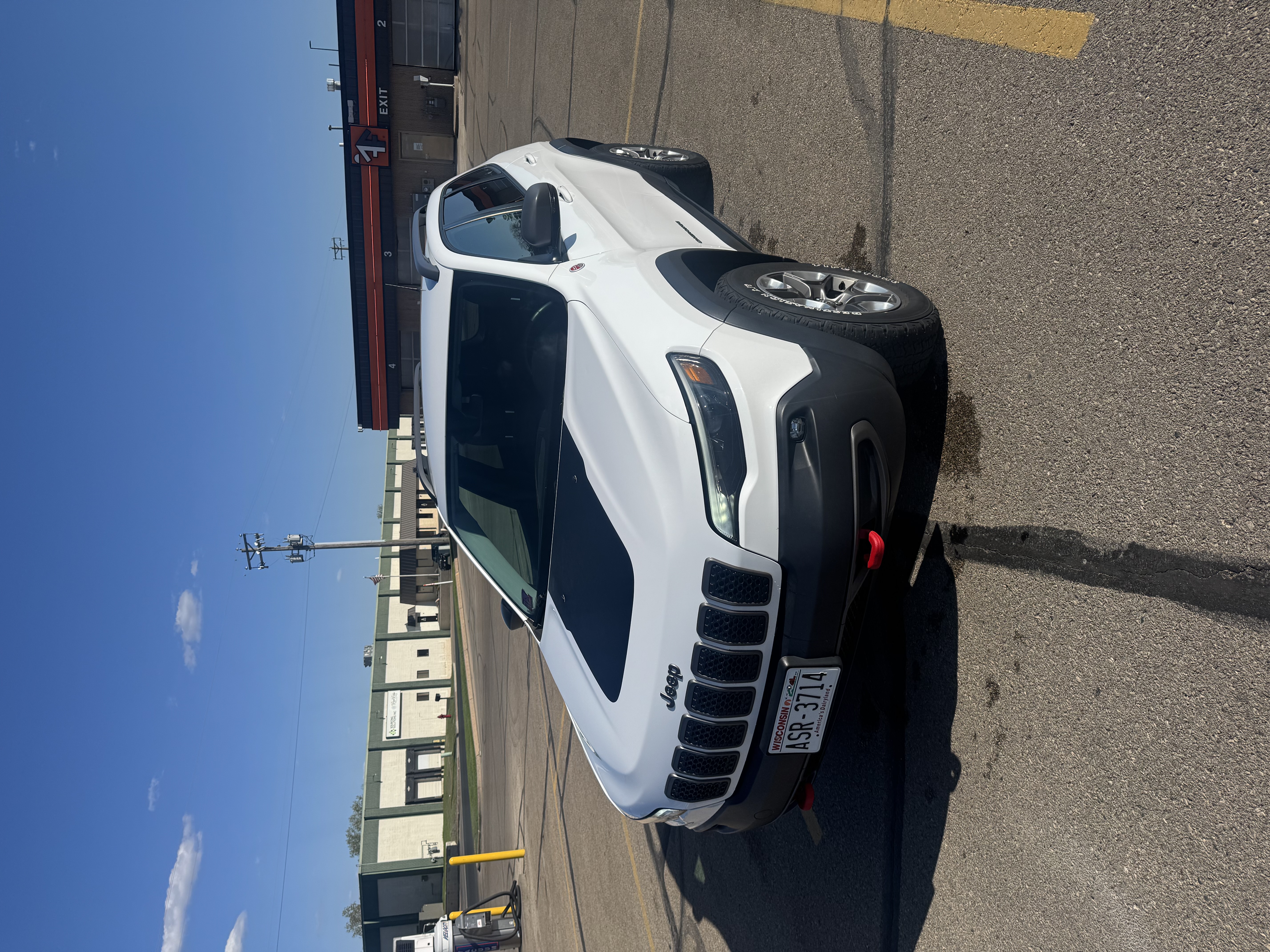 Used 2019 Jeep Cherokee Trailhawk w/ Cold Weather Group AWD/4WD image 1