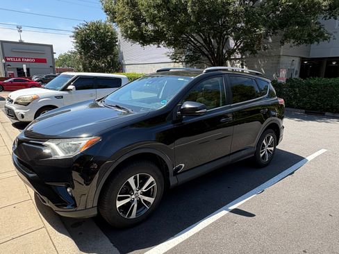 Used 2017 Toyota RAV4 XLE FWD image 1