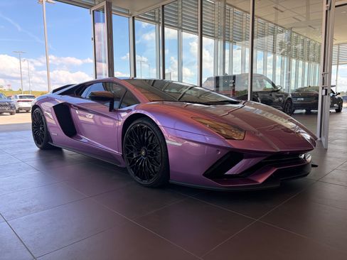 Used 2018 Lamborghini Aventador S image 2
