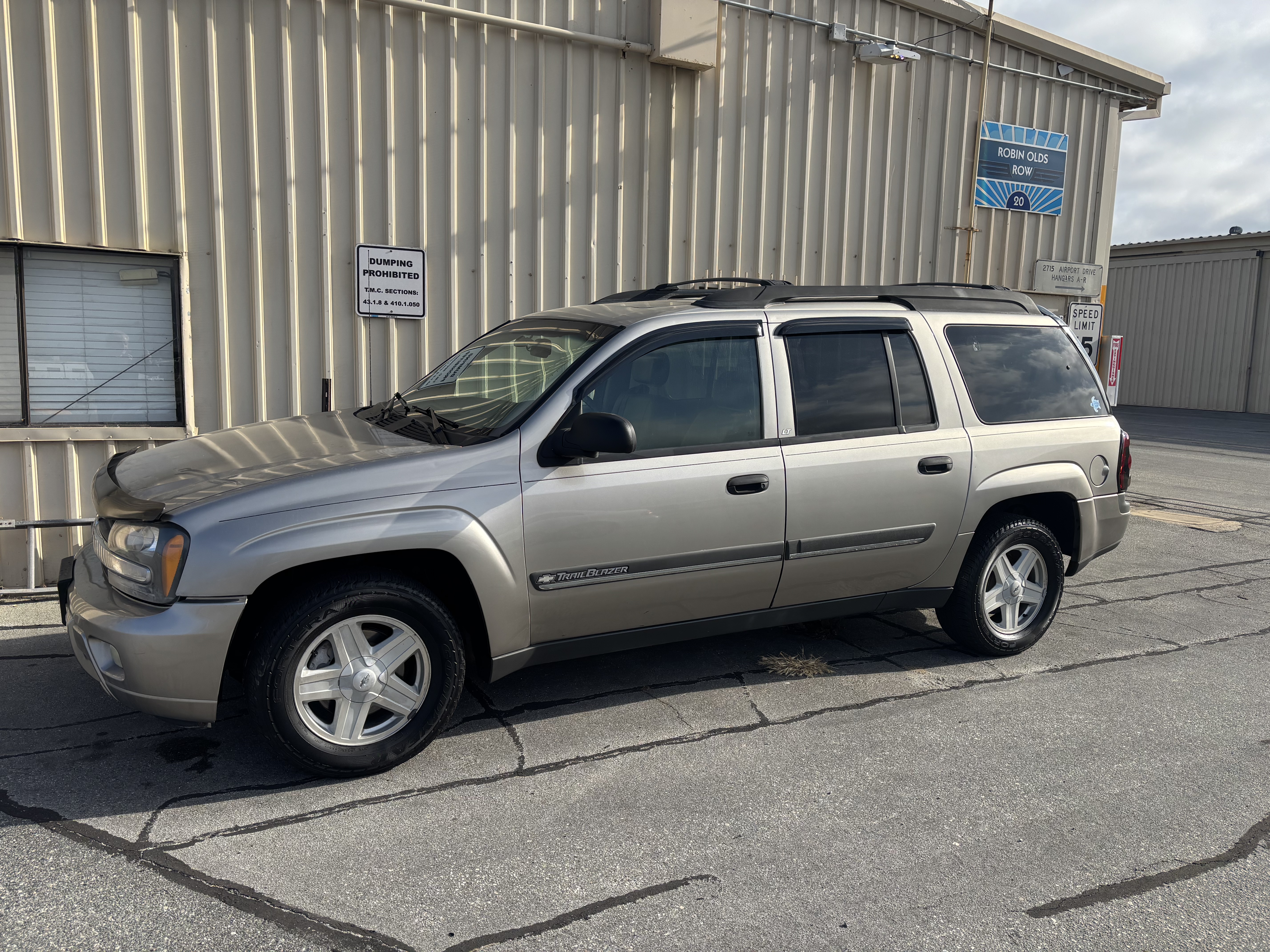 Used 2002 Chevrolet TrailBlazer LT w/ Driver Convenience Pkg AWD/4WD image 2