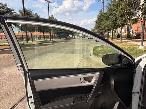 Used 2015 Toyota Corolla LE FWD image 13