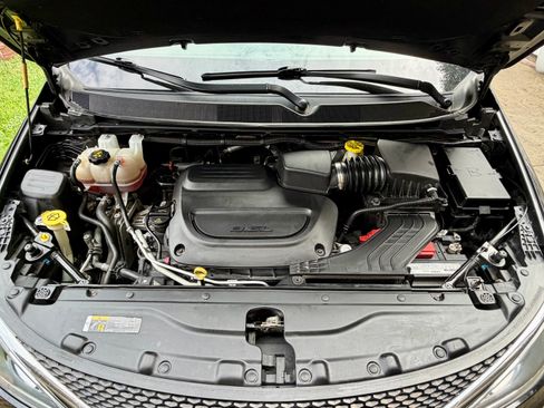 Used 2020 Chrysler Pacifica Touring-L FWD image 31