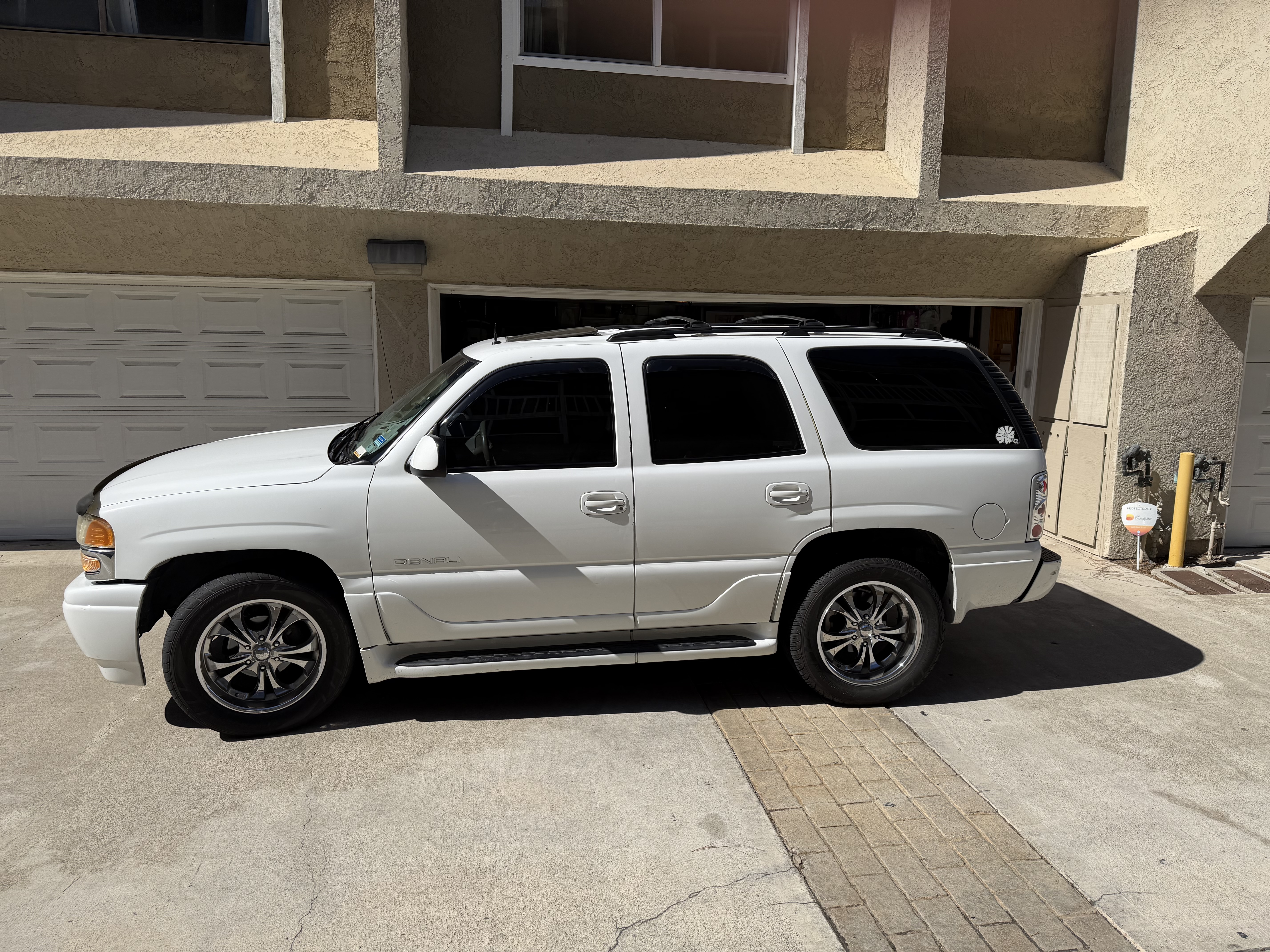 Used 2002 GMC Yukon Denali AWD/4WD image 9