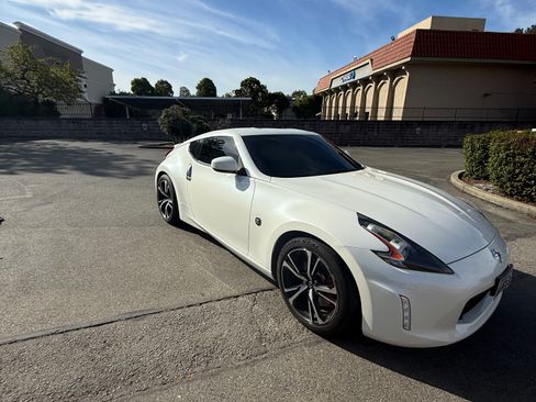 Used 2018 Nissan 370Z Coupe RWD image 2