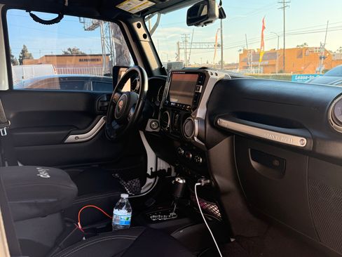 Used 2018 Jeep Wrangler Unlimited Sahara image 20