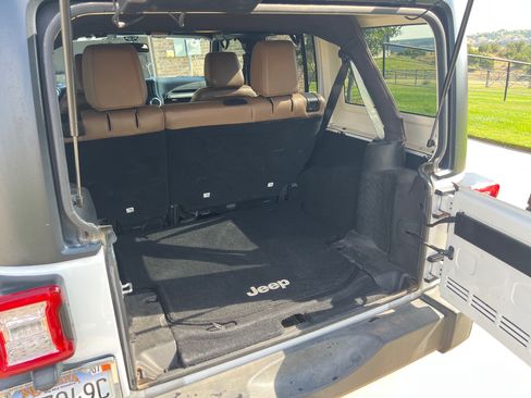 Used 2015 Jeep Wrangler Unlimited Rubicon w/ Connectivity Group image 16