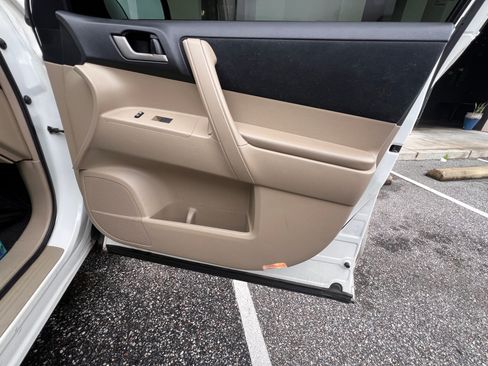 Used 2011 Toyota Highlander SE image 28