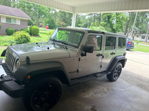 Used 2015 Jeep Wrangler Unlimited Sahara w/ Connectivity Group AWD/4WD image 13