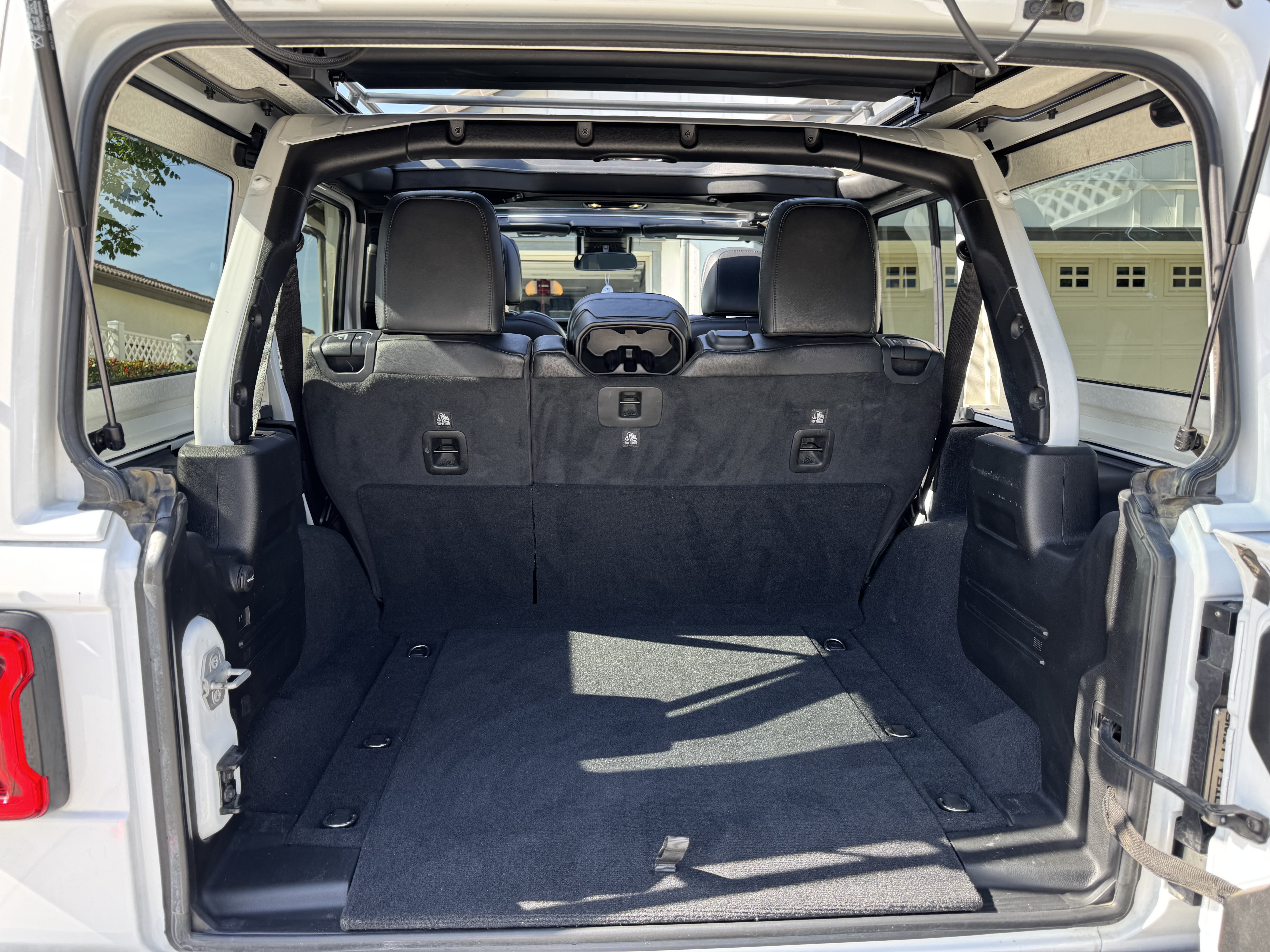 Used 2020 Jeep Wrangler Unlimited Sahara w/ LED Lighting Group AWD/4WD image 8