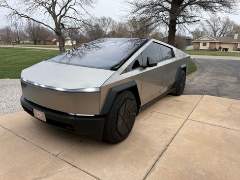 Used 2024 Tesla Cybertruck AWD Crew Cab image 1