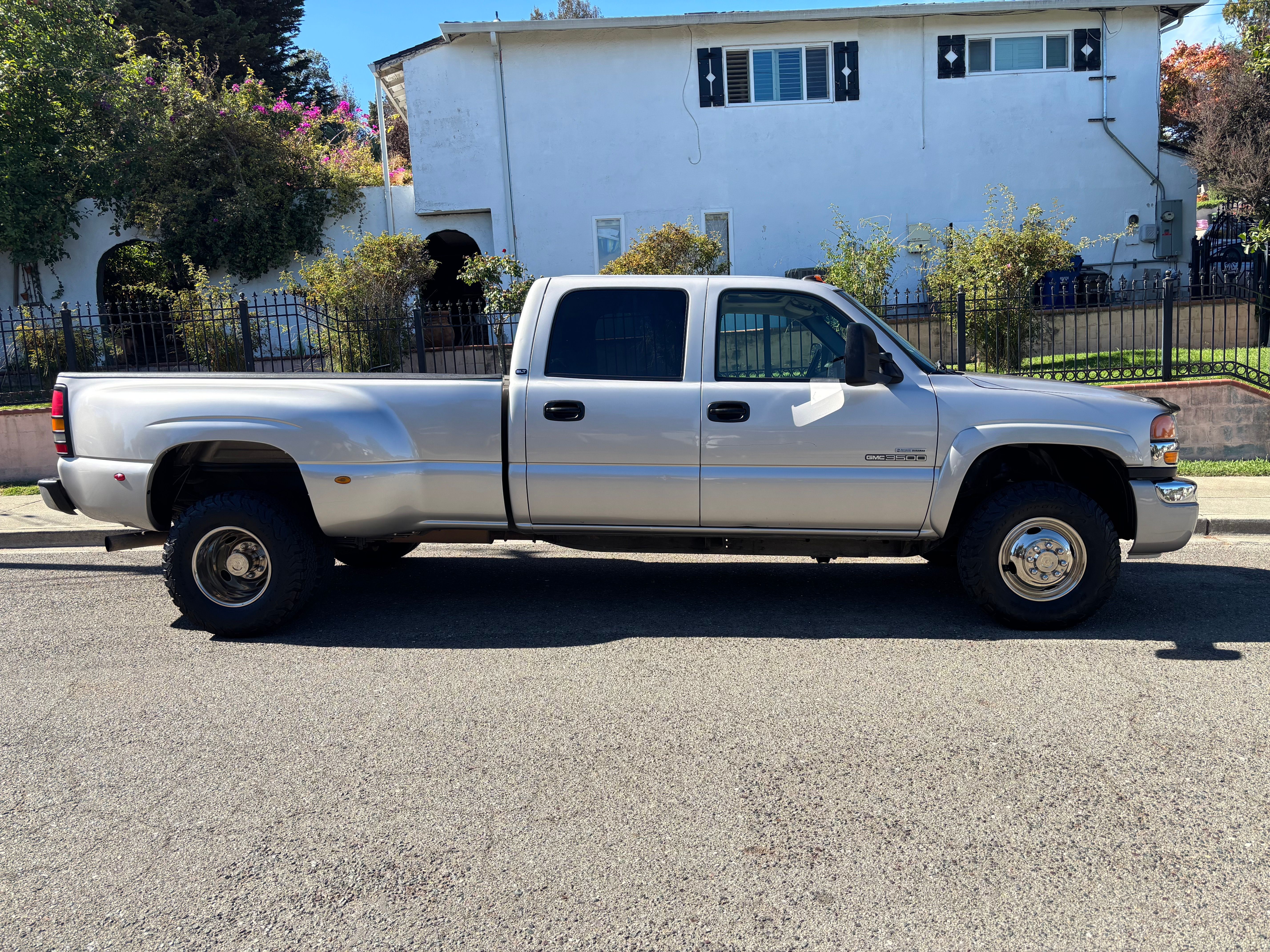 Used 2007 GMC Sierra 3500 SLT w/ Heavy-Duty Power Package AWD/4WD image 1