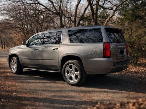 Used 2020 Chevrolet Suburban LT w/ Luxury Package image 2