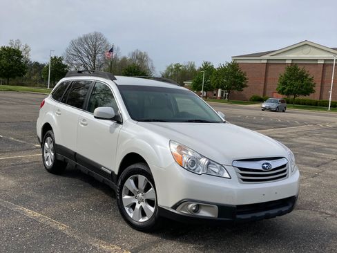 Used 2010 Subaru Outback 2.5i Premium AWD/4WD image 2