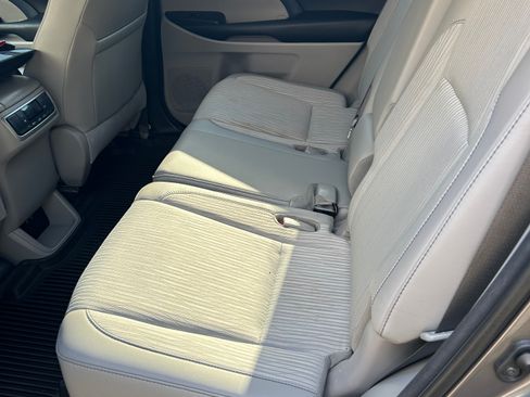 Used 2017 Toyota Highlander Plus FWD image 5
