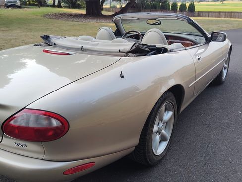 Used 1999 Jaguar XK8 Convertible image 28