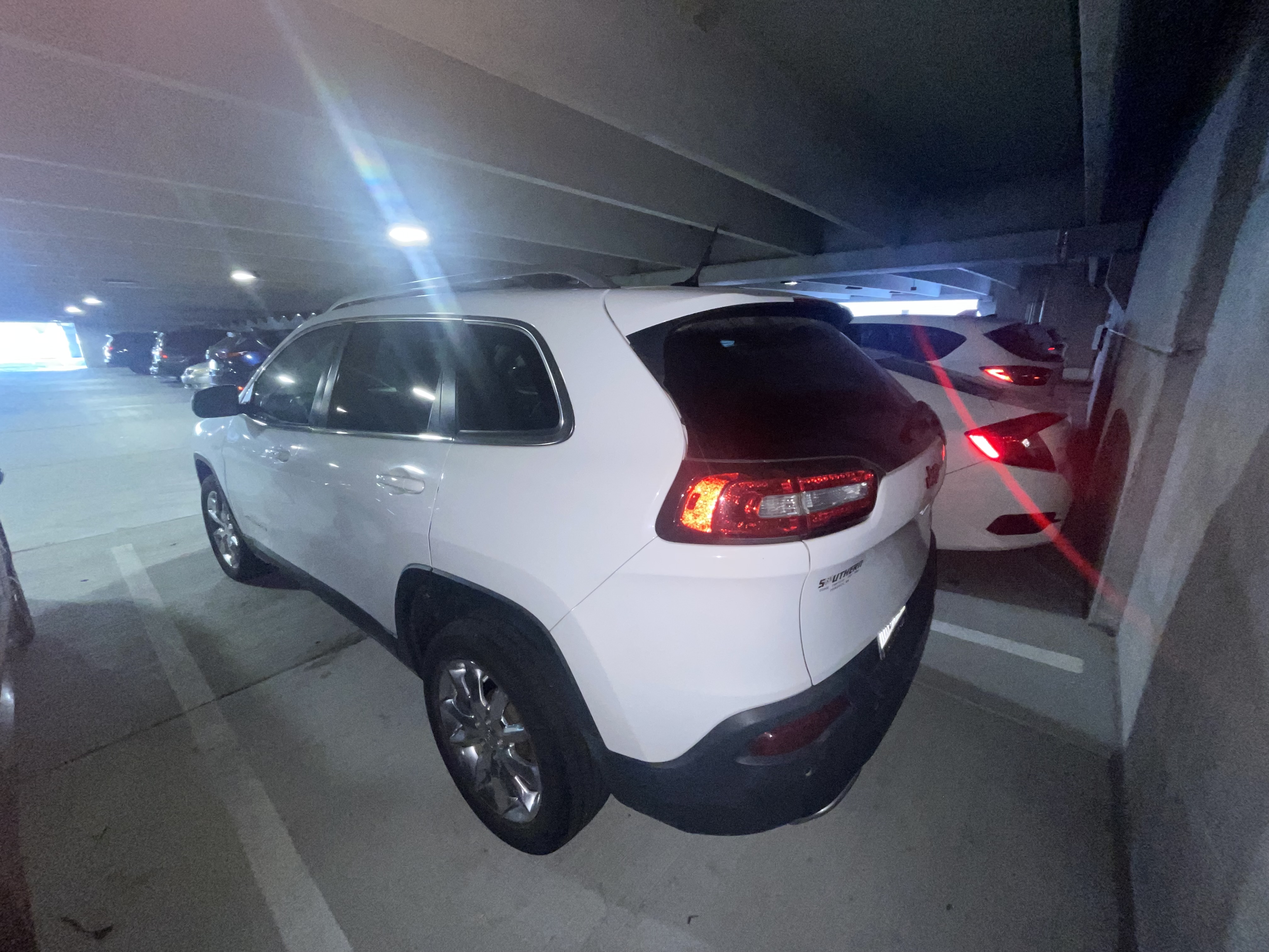 Used 2015 Jeep Cherokee Limited w/ Luxury Group FWD image 5