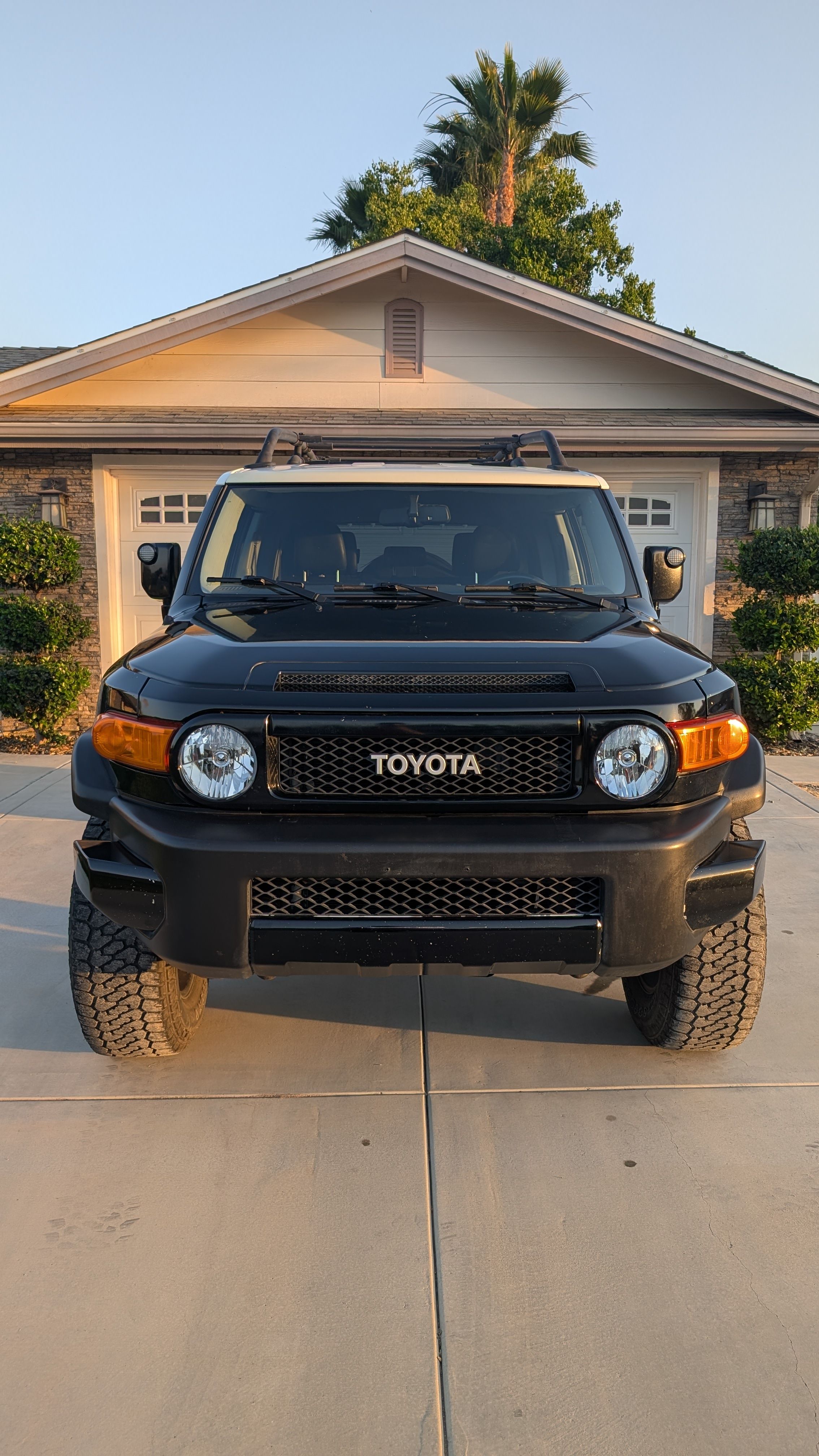Used 2011 Toyota FJ Cruiser 4WD w/ Convenience Pkg image 2