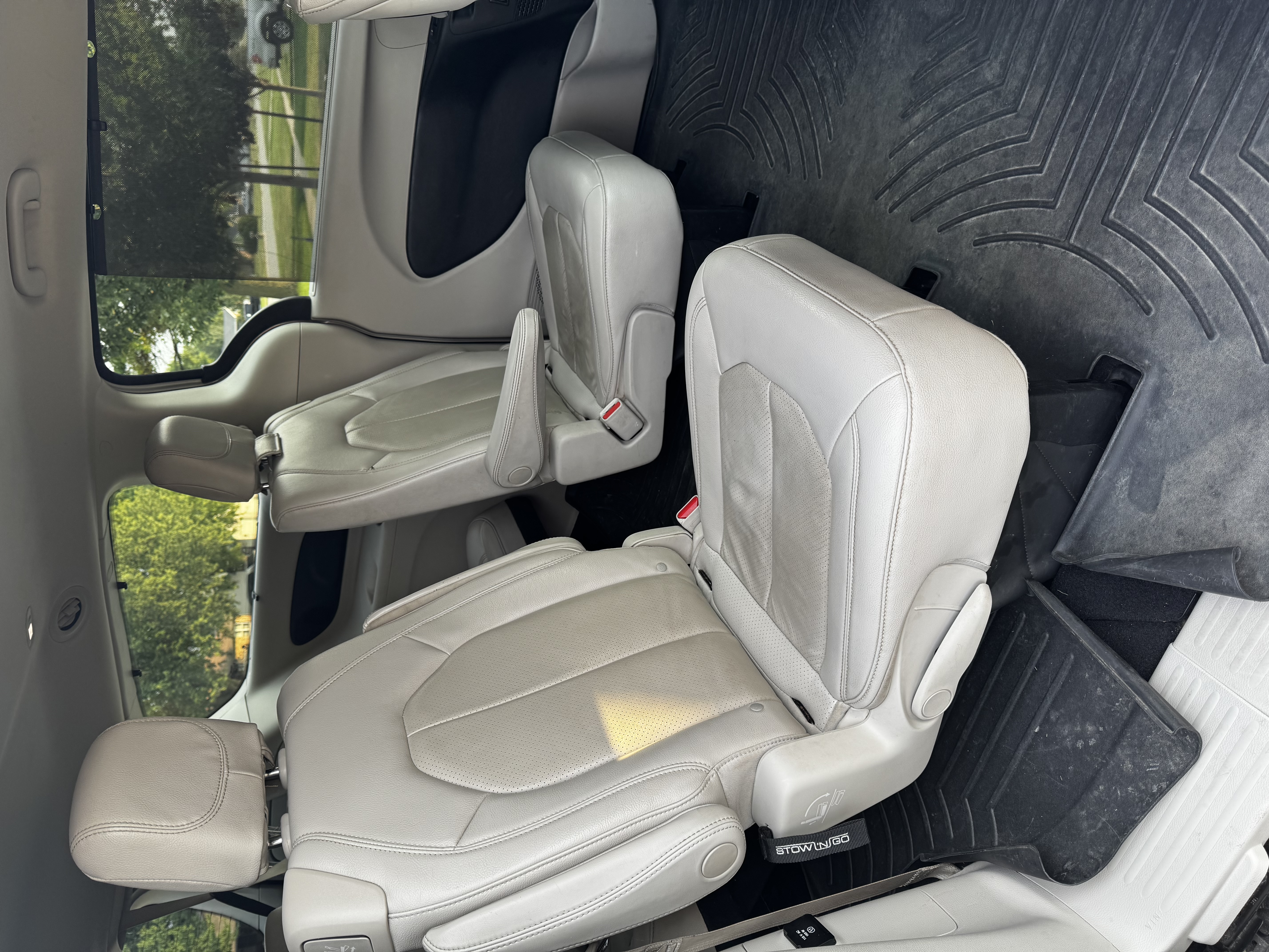 Used 2020 Chrysler Pacifica Touring-L Plus w/ Advanced Safetytec Group FWD image 19