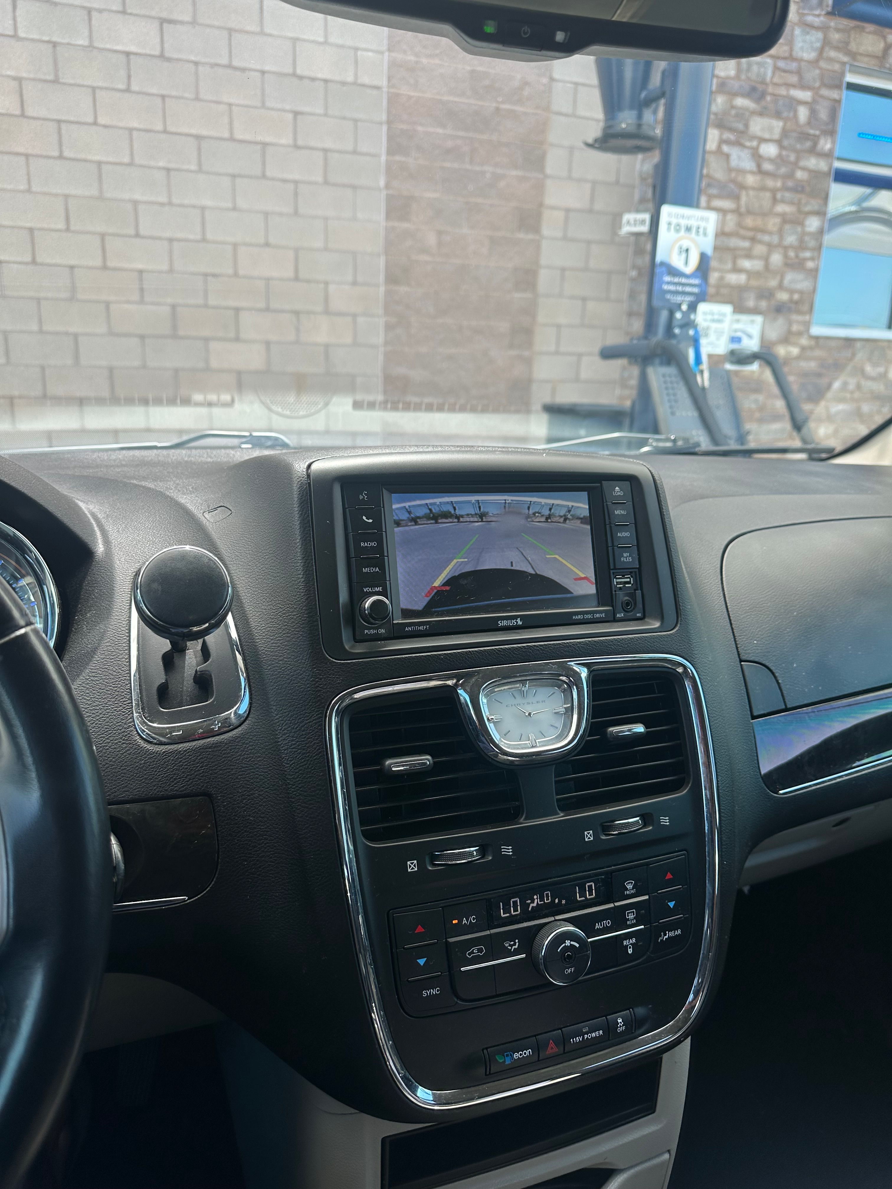 Used 2016 Chrysler Town & Country Touring FWD image 8
