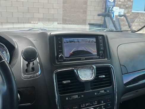 Used 2016 Chrysler Town & Country Touring FWD image 8