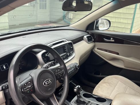Used 2017 Kia Sorento LX image 8