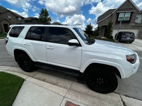Used 2018 Toyota 4Runner SR5 AWD/4WD image 2
