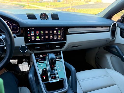 Used 2022 Porsche Cayenne Platinum Edition image 12