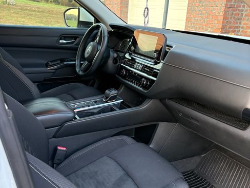 Used 2022 Nissan Pathfinder SV w/ SV Black Package image 11