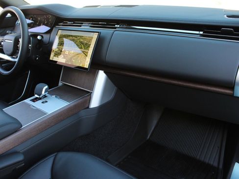 Used 2024 Land Rover Range Rover SE image 9